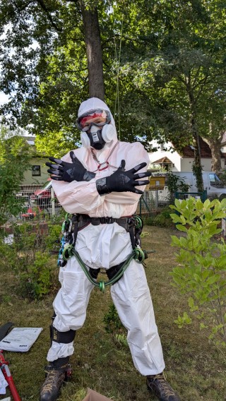 Schutzanzug gegen den Eichenprozessionsspinner bei der Nestentfernung